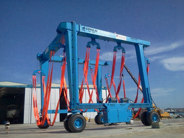 山東煙臺游艇搬運(yùn)機(jī)廠家游艇搬運(yùn)機(jī)穩(wěn)定性好    